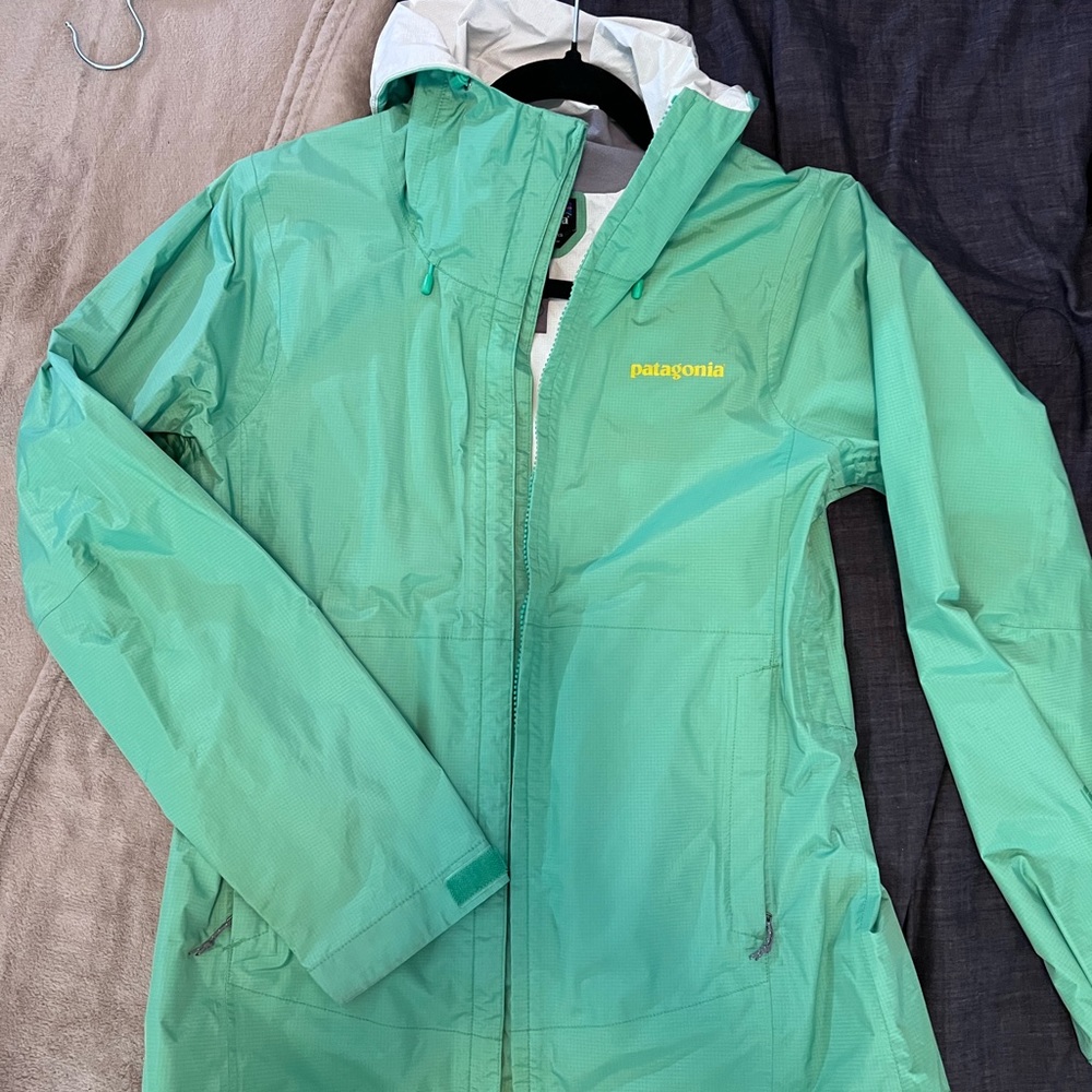 Women Patagonia rain jacket